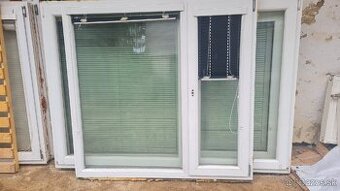 Predám plastové okno žalúzie 150x145.5 cm