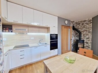 PREDAJ: 3 IZBOVÝ BYT 75 M2, LODŽIA, GARÁŽ, VYSOKÉ TATRY