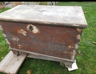 stará drevená truhlica starožitnosť