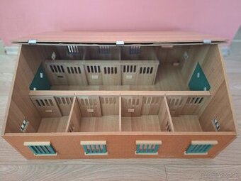 Drevená veľká stajňa