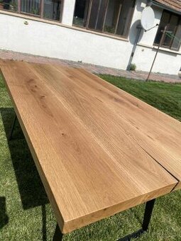 masívny dubový stôl