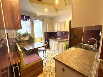 ZACHOVALÝ 3-IZBOVÝ BYT na Rozkvete, Považská Bystrica (64 m²