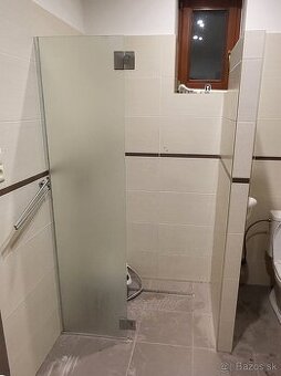 Bezpečnostné sklo sprchový kút