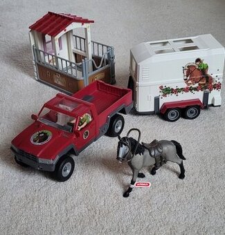 Schleich set auto, prives, stajna, konik