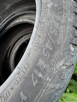 225/45 r18
