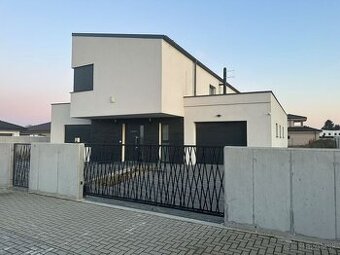 NAPREDAJ 5I RODINNY DOM LABYRINT