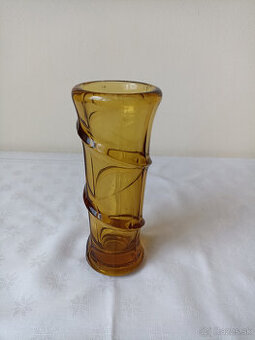 Stará retro vázička Jiří Brabec, sklárna Rosice – ambrová