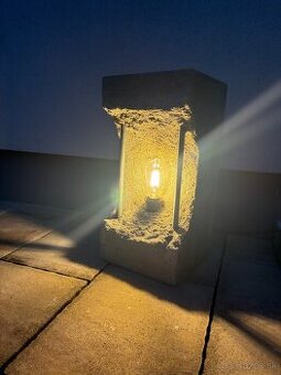 Industriálna masívna betónová lampa