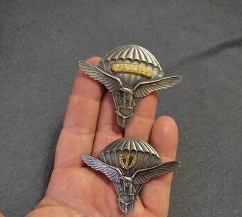 2 odznaky Padakovi specialisti a 2 odznaky za vernosť