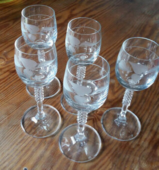 Brúsené poldecové poháriky na stopke