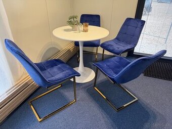 Predam 4 stolicky a stol