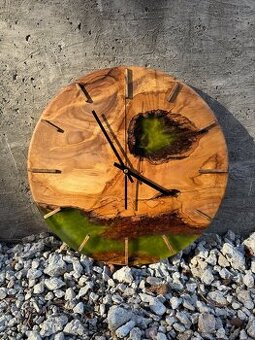 Olivové nástenné hodiny s epoxidom