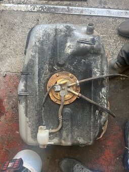Palivova nádrž suzuki ingnis benzin 2004