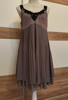 Letné fialkové šaty s plisovanou šifónovou sukňou