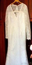 Čipkované svadobné šaty s vlečkou.