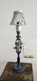 Stolná lampa z vŕtačky