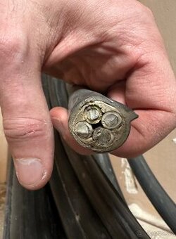 stary elektricky kabel