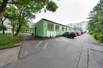 NA PREDAJ: Administratívna budova s pozemkom – Mesačná ul.,