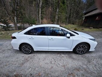 predam TOYOTA Corolla 1,8 hybrid STYLE 2024, len 4700km