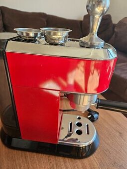 Predám pákový kávovar DeLonghi Dedica EC680.R - 1