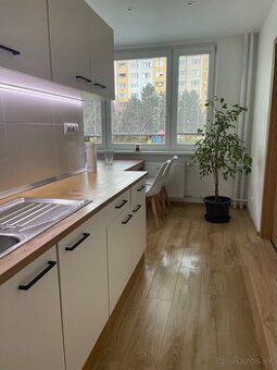 VEĽKOMETRÁŽNY 2-IZBOVÝ BYT S BALKÓNOM