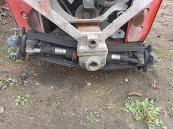 Predná vykyvna náprava na malotraktor so servom