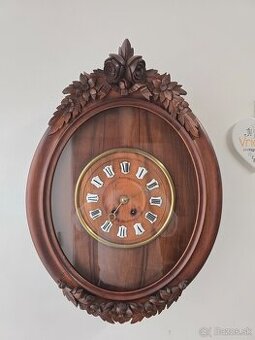 Krasne drevene nástenné hodiny..