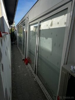 2x rám s posuvnými oknami(jeden s 3 oknami /druhý s 2 oknami