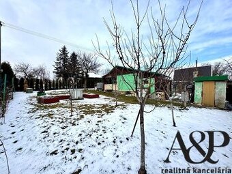 ZÁHRADNÁ CHATKA VO VÝBORNEJ LOKALITE, POZEMOK 508M2, ZO HÁJK