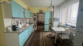 Ponúkame 3- izbový čiastočne zrekonštruovaný byt s loggiou.
