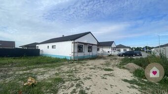 Krásny 4 izbový RD bungalov 92,26 m2 na pozemku 531 m2, Sene