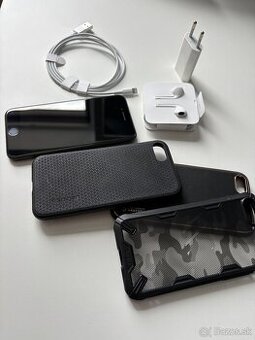iPhone SE 2020 64GB cierny + novy kabel + nove sluchadla