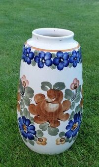 Keramické hlinené džbány a váza.