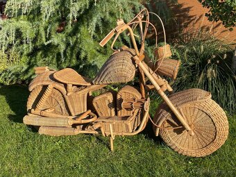 Zberateľská motorka Harley Davidson z ratanu.