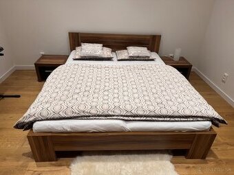 Manželská posteľ s nočnými stolíkmi