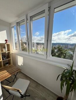 Veľmi pekný zrekonštruovaný 3- izbový byt s lodžiou na ulici