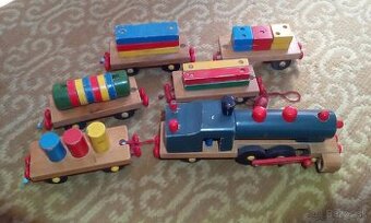 Stará drevená hračka vláčik.