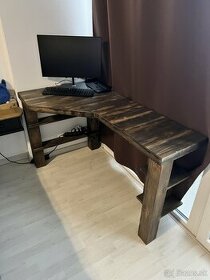 ručne robený drevený stôl