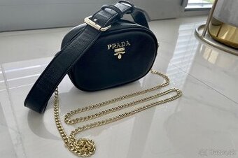 Elegantná čierna ladvinka kabelka Prada