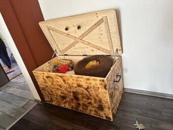 Predám masívnu drevenú truhlicu
