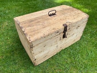 Starý vojensky kufor