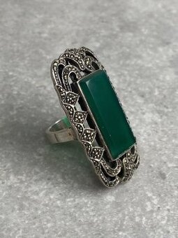 Veľký strieborný prsteň s markasitmi a veľkým zeleným kameňo - 1