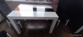 Jedálenský stôl zo stoličkami