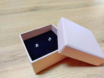 Napichovacie náušnice v darčekovej krabičke