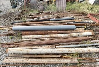 Železné rúry, roxory, stĺpiky, tyče.. Železný materiál