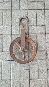 Starožitná liatinová kladka