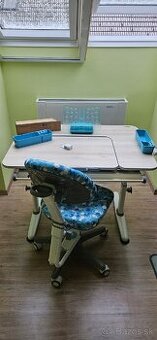 Výškovo nastaviteľný detský písací stôl + stolička.