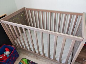 Predám detskú postieľku z IKEA Sundvik hnedá s matracom