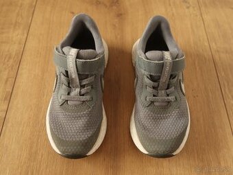 Tenisky NIKE č. 27,5 (vnút. dĺžka 17,7 cm)