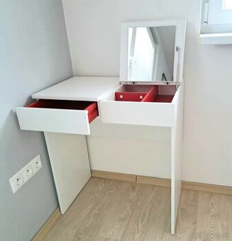 Predam toaletny stolik Ikea Brimnes 70x42 cm vyska 77 cm